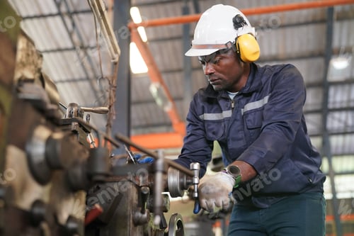 Preview: Professional heavy industry worker at factory(Multiple values)