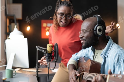 Visualização: Casal africano cantando uma música online