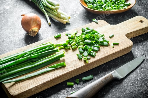 Visualização: Green onion sliced on a cutting Board with onion.