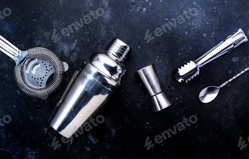Vista previa: Herramientas y accesorios de barra de acero para hacer cócteles. Coctelera, agitador, colador, cuchara, pinzas, machacador