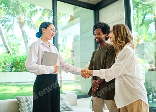 Preview: Real estate agent with young couple