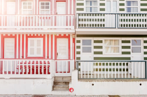 Aperçu: Colorful striped wooden beach houses at the promenade of Costa Nova, Aveiro, Portugal. Sunny weather