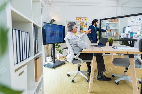 Visualização: Profissionais de negócios discutindo projeto em um escritório moderno