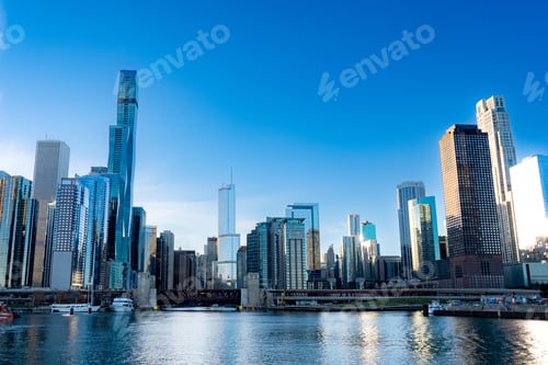 Preview: Cityscape of Chicago with the lake in the foreground and a clear blue sky in the background.