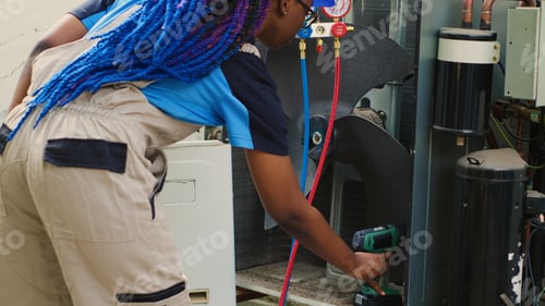 Preview: Electrician working on air conditioner