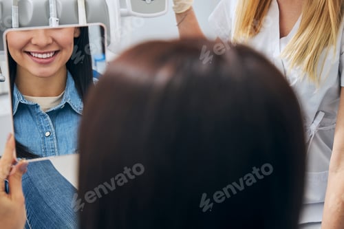 Preview: Focused photo on delighted girl that showing her smile