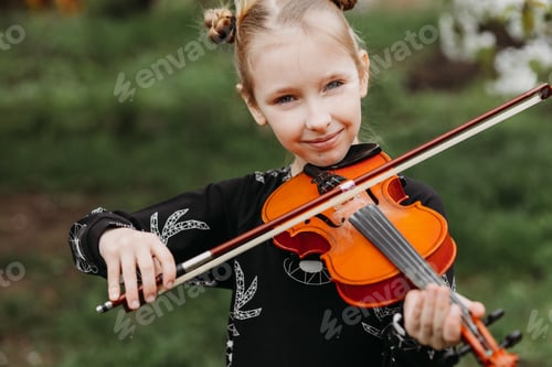 Preview: A talented girl plays the violin
