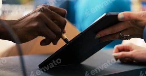 Preview: Courier signing shipment document