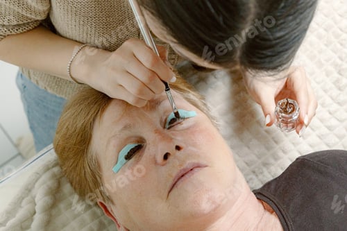 Preview: A girl cosmetologist laminates women's eyelashes.