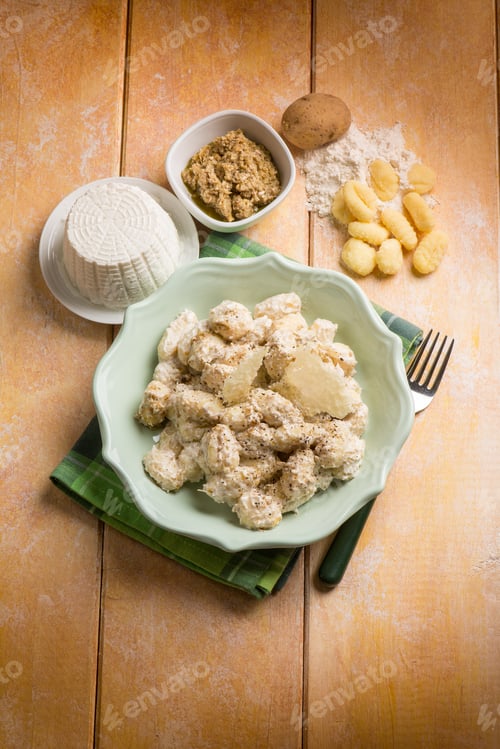 Preview: gnocchi with ricotta and nuts sauce