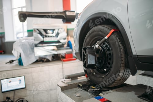 Preview: Car on collapse of convergence stand, auto-service