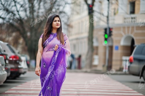 Aperçu: Indian hindu girl at traditional violet saree