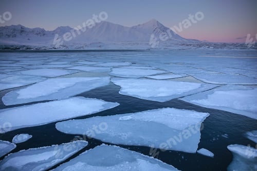 Preview: Huge ice blocks on water