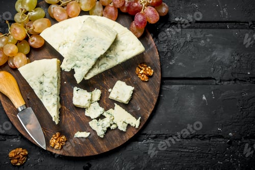Preview: Blue cheese on a wooden Board with grapes.