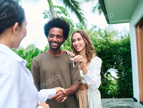 Preview: Real estate agent with a young couple