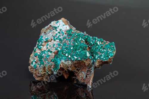 Vista previa: macro mineral stone Dioptase on a gray background