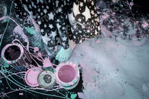 Preview: Cropped view of paint can and girl covered in paint