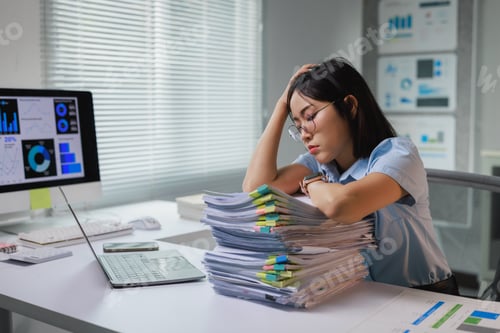 Preview: Woman feeling stressed and overwhelmed by heavy workload