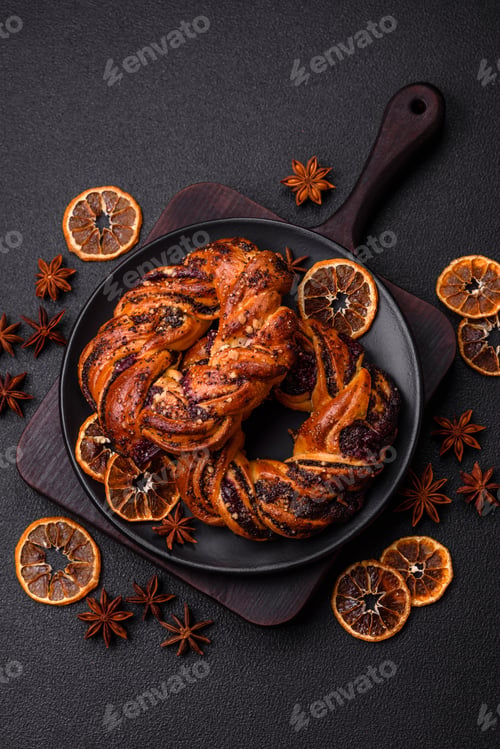 Preview: Delicious fresh baked bun with poppy seeds and berries