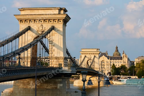 Preview: Chain bridge on Danube river connecting Buda and Pest in Budapest, Hungary