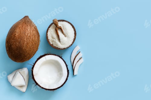 Preview: Coconut flour in a bowl with coconut pieces top view