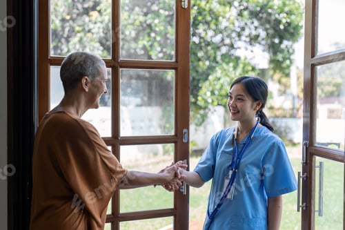 Vista previa: Elderly open door to doctors come for annual home health check-ups based on home health visit