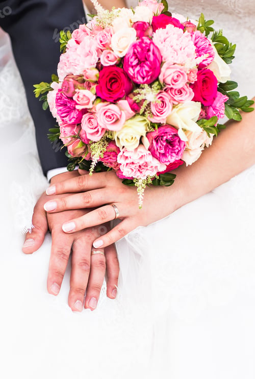 Preview: Hands of groom and bride with wedding rings