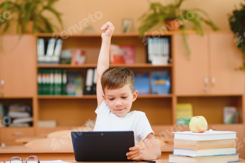 Visualização: Aluno do ensino fundamental usando tablet digital com colega estudando em segundo plano na sala de aula