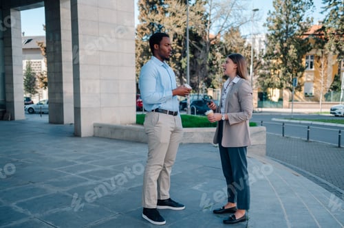 Visualização: Empresários conversando e tomando café ao ar livre durante o intervalo