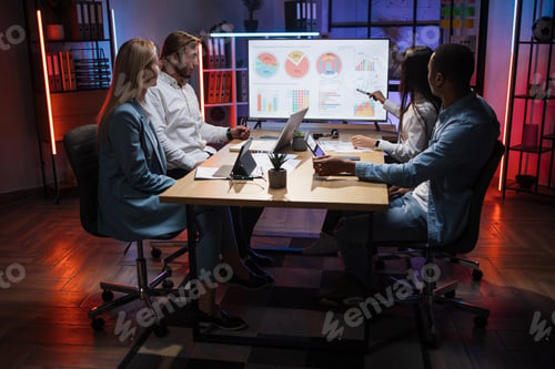 Preview: Brunette woman showing financial and market report for colleagues