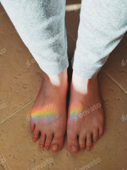 Preview: High angle view of a rainbow reflected over feet