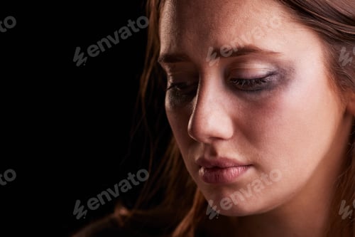 Preview: Studio Shot Of Crying Young Woman With Smudged Eye Make Up