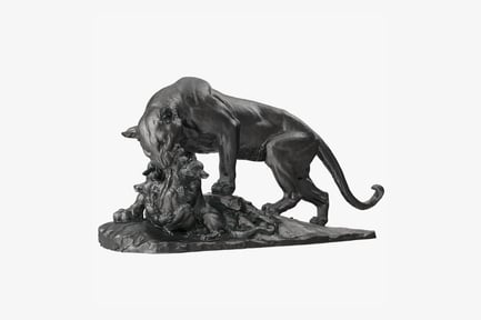 Visualização: Estátua de bronze de pantera e filhotes