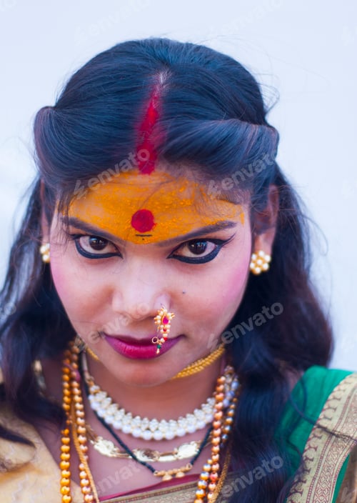 Preview: Portrait of beautiful traditional Indian woman