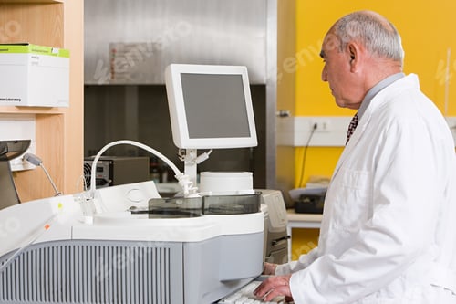 Preview: Technician in laboratory