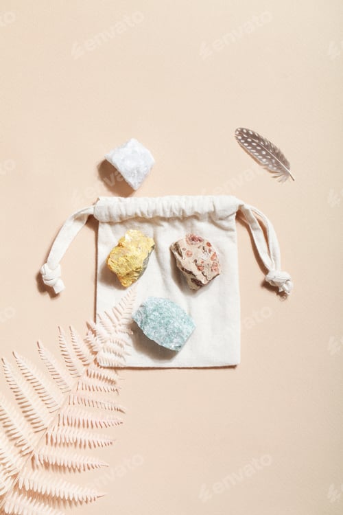 Preview: dry fern and crystal minerals on beige background. magic rock for crystal ritual, witchcraft, spirit