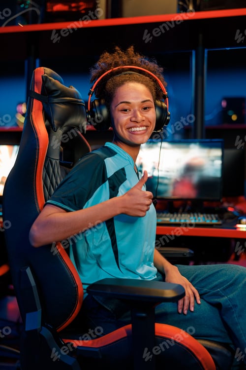Preview: Cute esports gamer well played in tournament at cyber club