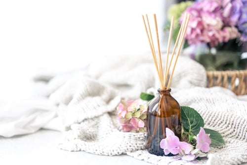 Preview: Aroma diffuser with the stick perfume, knitted element and flowers.