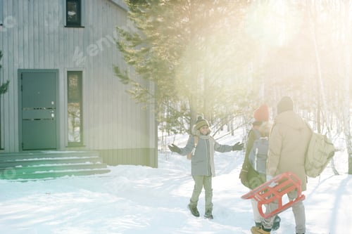 Preview: Family walking towards country house