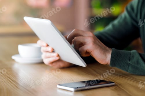 Preview: Cropped of entrepreneur using modern digital tablet