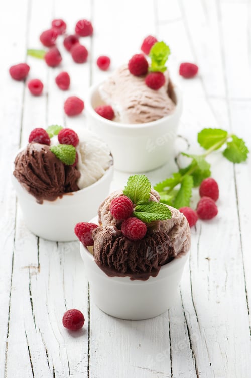 Preview: Ice cream with berry and mint