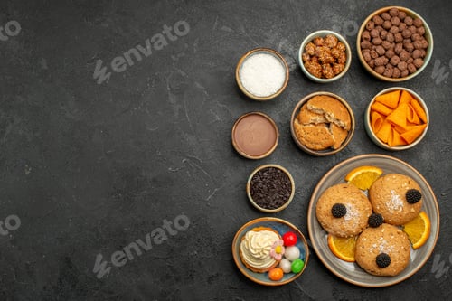 Preview: top view sweet cookies with chips and orange slices on dark background fruti cookie biscuit sweet