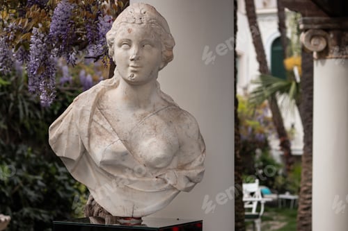 Preview: Sculpture in a garden on the Amalfi Coast.