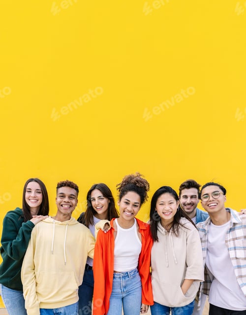 Visualização: Feliz grupo jovem de adolescentes sorrindo para a câmera sobre fundo amarelo