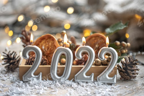 Visualização: Fundo festivo de Ano Novo com velas na forma dos números 2022.