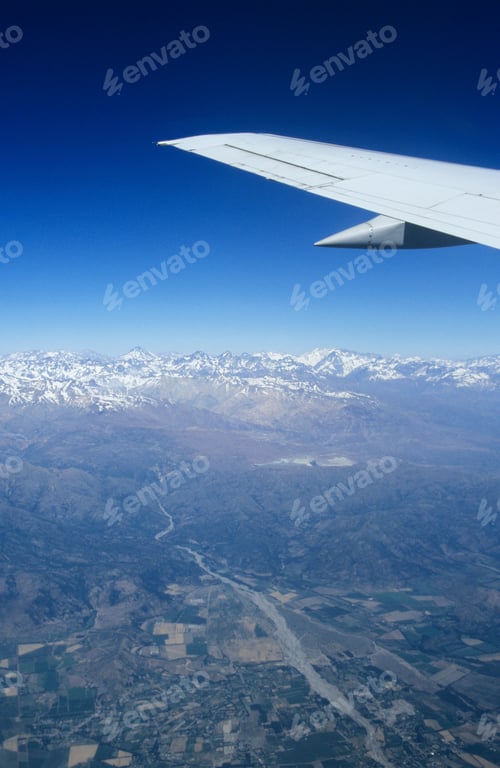 Preview: Aeroplane wing over chile