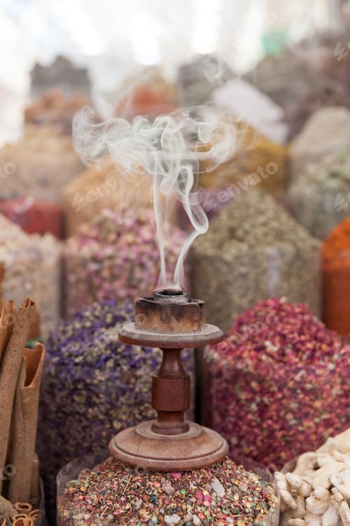 Visualização: Queimador de madeira de ágar bukhoor de incenso tradicional árabe com fumaça, usado em majlis, Ramadã e Eid