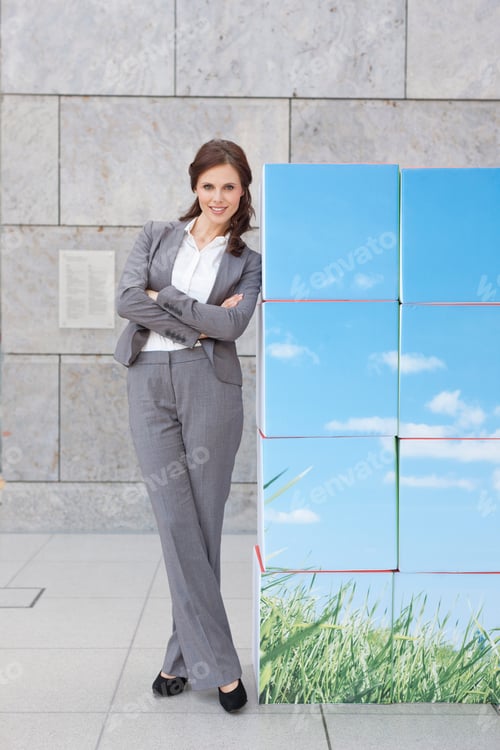 Preview: Germany, Leipzig, Businesswoman with cubes, smiling, portrait