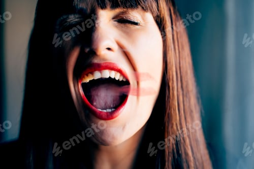 Preview: Stylish woman kissing glass