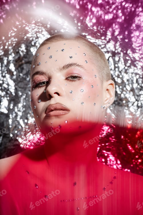 Preview: Confident Woman with Sparkling gems